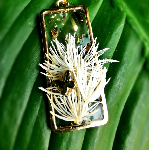 White and Gold Florals - Picture 5 of 5